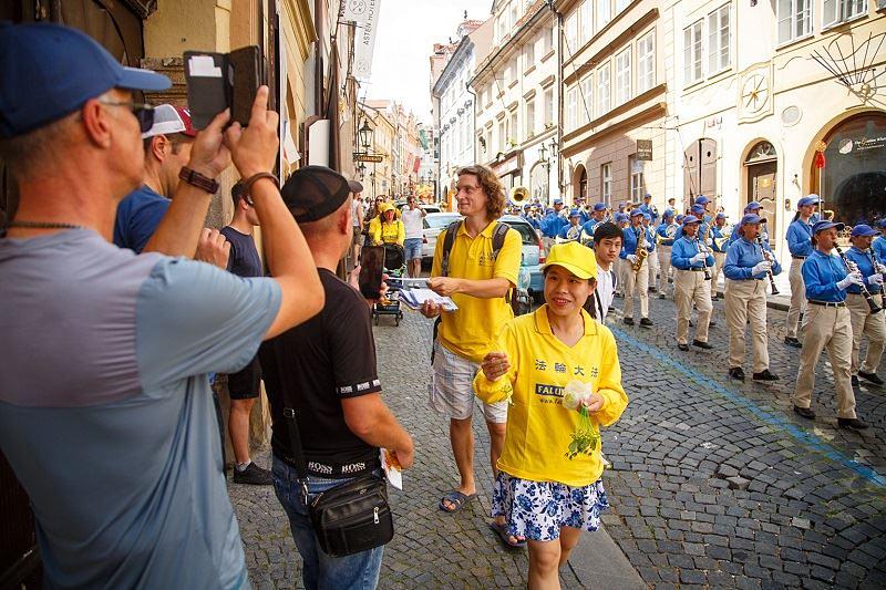 Parada na putu kroz prometnu trgovačku četvrt 
