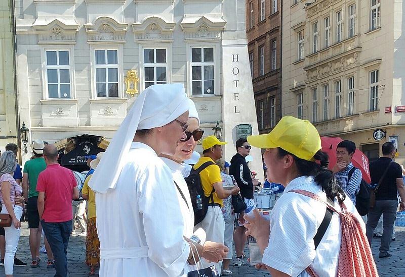 Dvije redovnice razgovaraju sa praktikanticom 