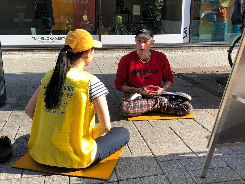 Niko uči petu vježbu meditacije.