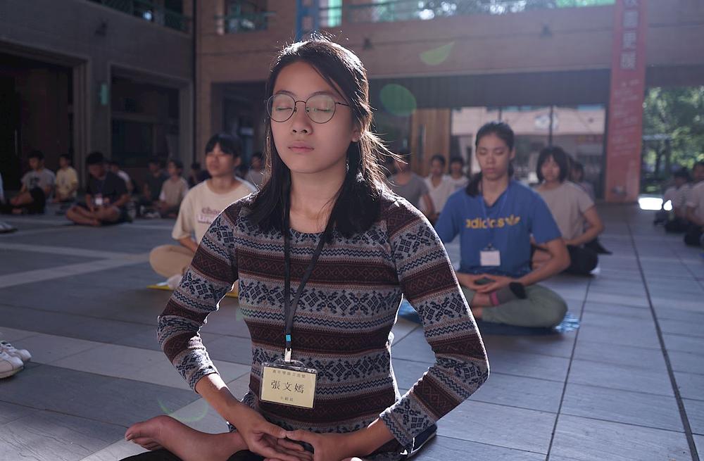 Mladi praktikanti izvode grupne vježbe 