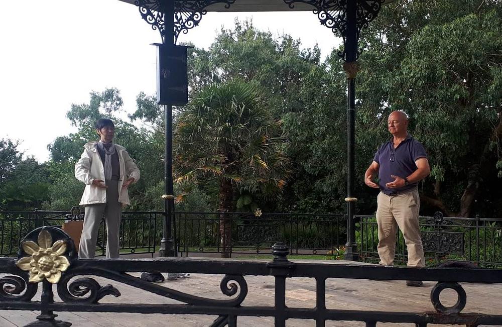 Lokalni praktikanti Yukari i Trevor izvode vježbe u vrtu Morrab.