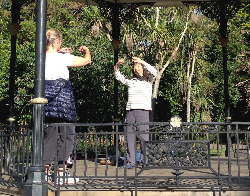 Sheila (lijevo) uči drugu vježbu.