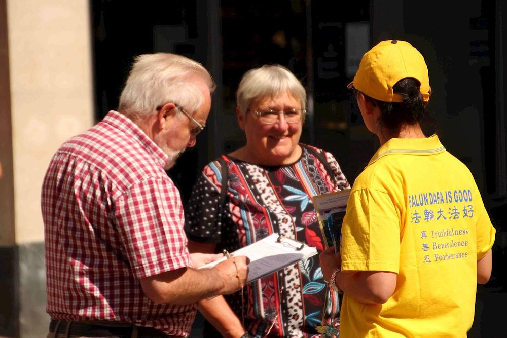 Prolaznici potpisuju peticiju kojom pozivaju na okončanje progona 