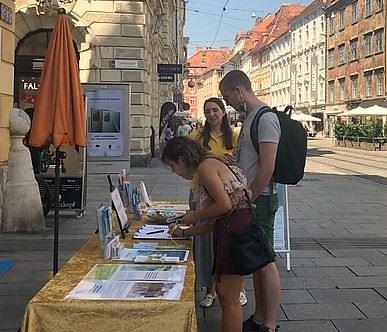 Mladi par iz Italije potpisuje peticiju.