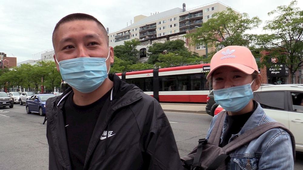 Gospodin Cai (na slici lijevo) iz Kine i njegov prijatelj su gledali paradu.