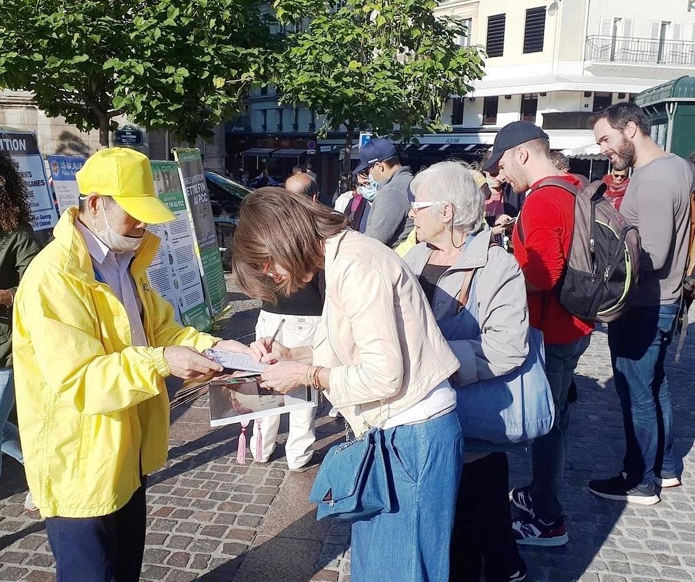 Ljudi potpisuju peticiju kako bi podržali napore praktikanta da se odupru progonu u Kini.