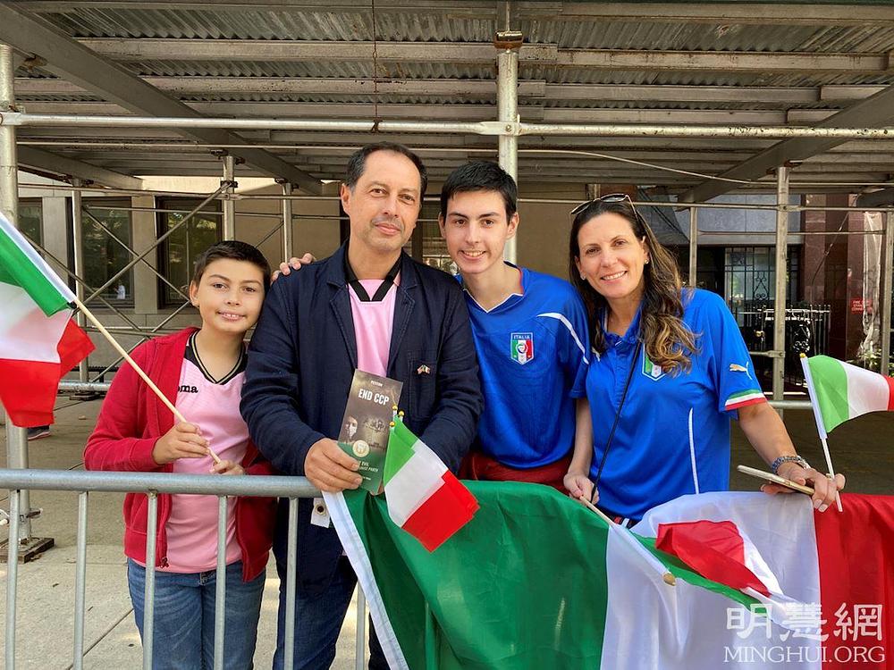 Gondolfo, koji je promatrao paradu sa svojom obitelji, zahvalio se praktikantima što su sudjelovali na paradi.  