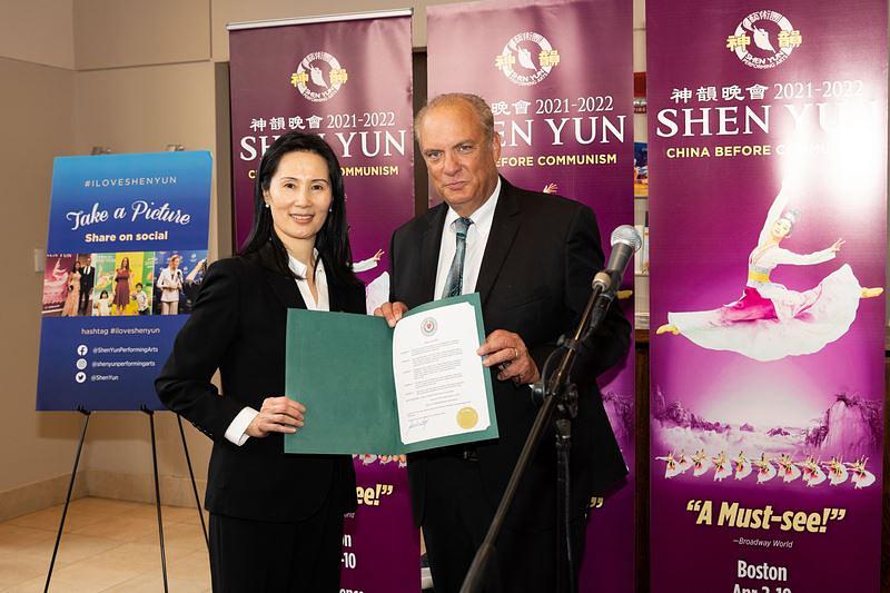 Gradonačelnik Joseph Petty iz Worcestera, Massachusetts, došao je lično preda proglas menadžerki trupe Vini Lee na prvoj predstavi, 16. oktobra 2021. godine, pozdravljajući ovu plesnu trupu.