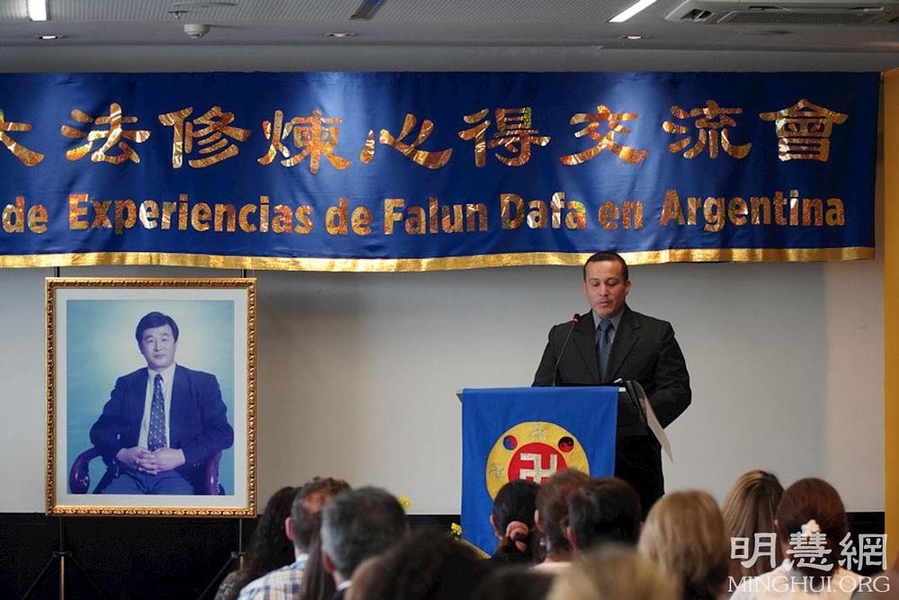 Oscar Galvez počeo je prakticirati Dafa dok je bio u vojsci.