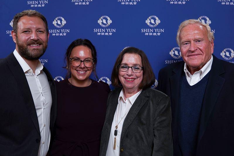  David Brandes (desno), dirigent i penzionisani profesor muzike sa Univerziteta Franklin Pierce, sa suprugom Кathleen i ostalim članovima porodice na predstavi Shen Yun u Portlandu, Maine, 2. oktobra 2021. godine.