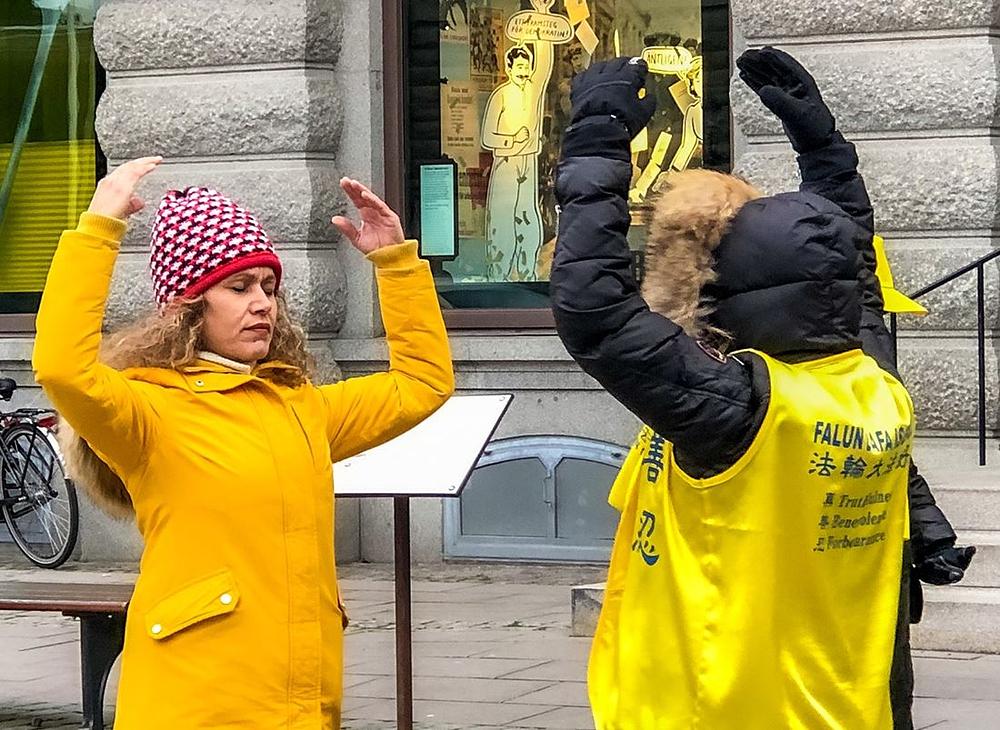 Žena uči Falun Dafa vježbe.