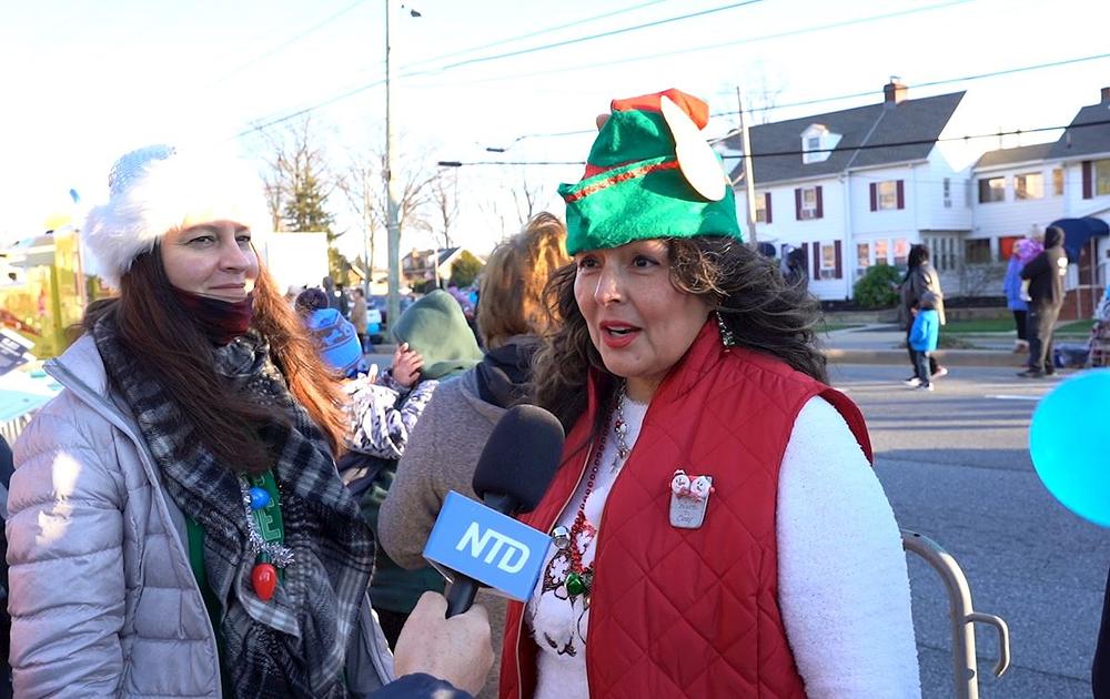 Direktorica ureda Jacqueline Hopkins je pohvalila dobošarsku grupu. 