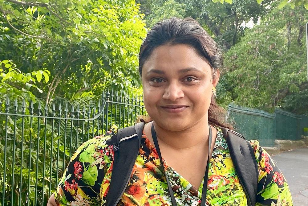 Sveučilišna zaposlenica koja poštuje blagdanske tradicije