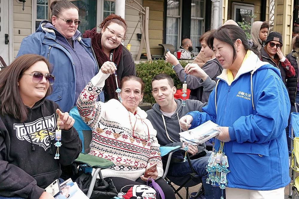 Praktikanti su posjetiocima duž puta kojim se kretala parada  dijelili letke i male, ručno rađene papirne  cvjetove lotosa s porukom „Falun Dafa je veličanstven”. 