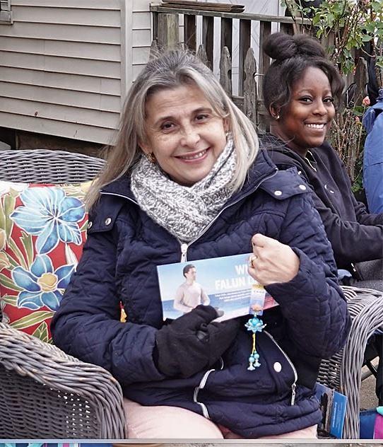 Catalina sa Floride je bila oduševljena što je dobila  Falun Dafa letak i lotosov  cvijet
 