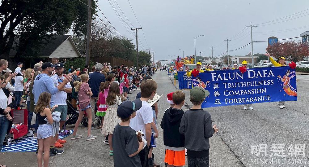 Falun Dafa praktikanti osvojili su Grand Marshall nagradu u gradu Richardsonu na 49. godišnjoj božićnoj paradi u Teksasu 4. prosinca 2021. godine. 