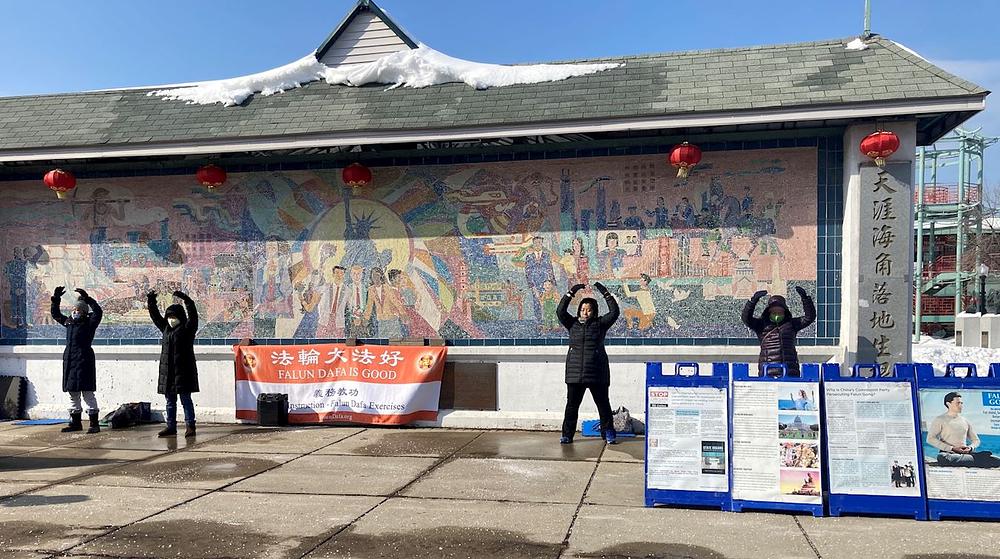 Praktikanti Falun Dafa demonstriraju vježbe u čikaškoj Kineskoj četvrti.