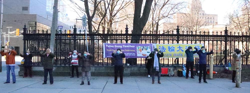 Praktikanti Falun Gonga demonstriraju vježbe ispred vijećnice u Torontu.