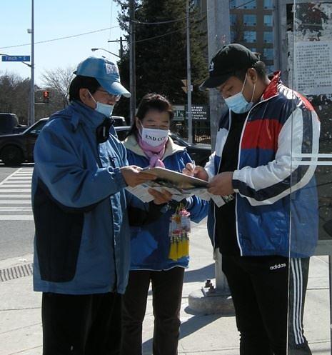 Bave Magica sa Filipina (prvi zdesna) potpisuje peticiju na mjestu prakticiranja Finch & Warden.