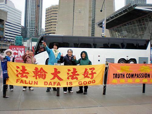 Jinju (sredina) maše turistima ispred TV tornja u Torontu