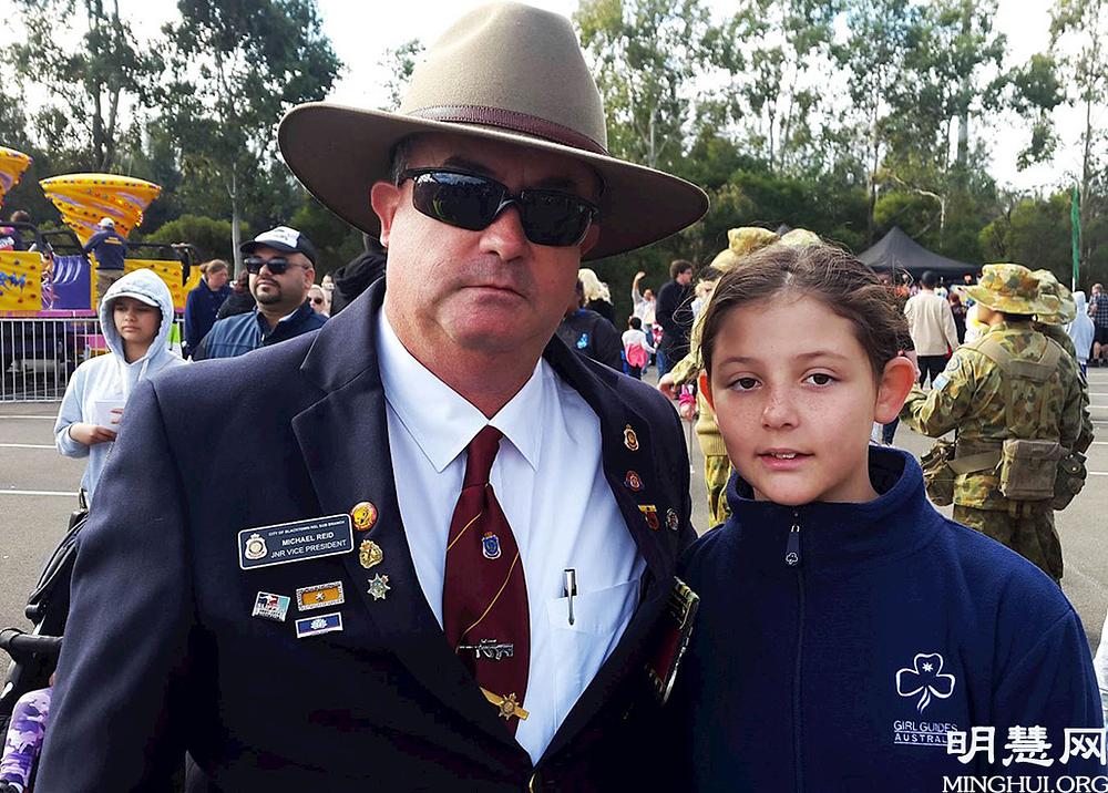 Michael Reid, potpredsjednik podružnice Blacktown australijske Lige za bivše borce i vojna lica (RSL), i njegova kćerka uživali su u pjesmama koje je svirao orkestarski sastav Tian Guo.
 