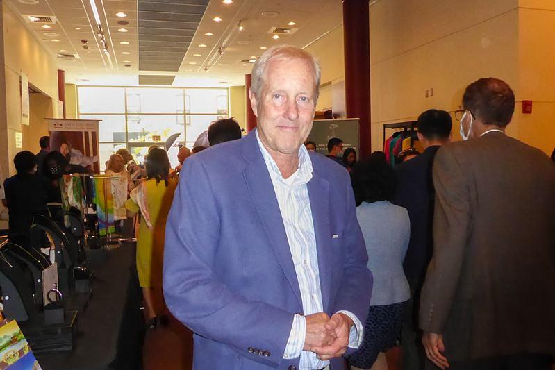  Izvršni strateški direktor Charlie Jones je pohvalio Shen Yun 