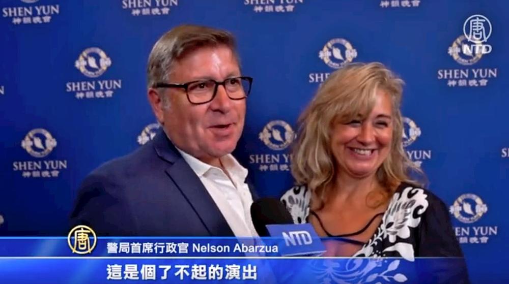  Nelson Abarzua, direktor javne sigurnosti u Prospectu, Connecticut, i njegova supruga Terri 
 