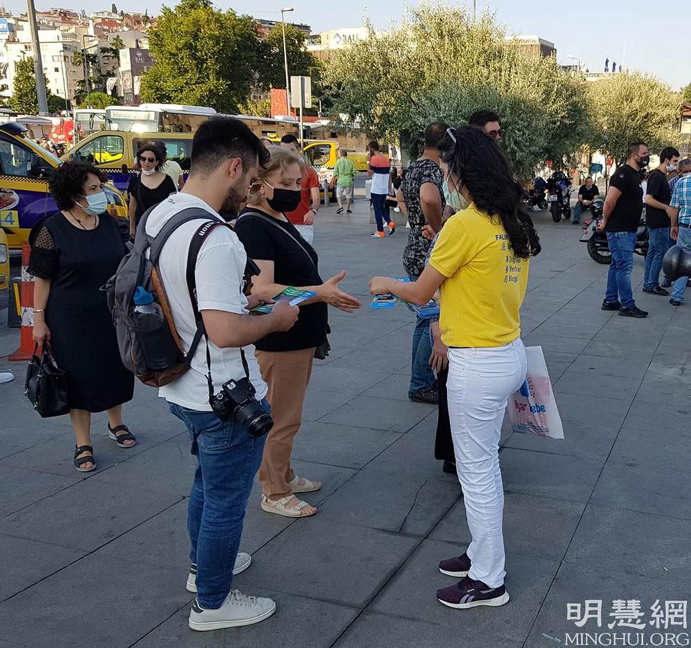 Praktikanti prolaznicima dijele letke 