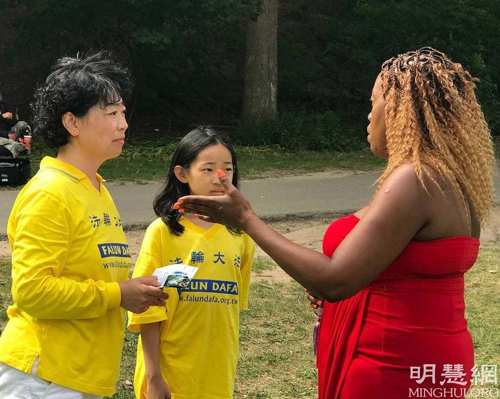 Thato razgovara s praktikantima nakon što je naučila vježbe 