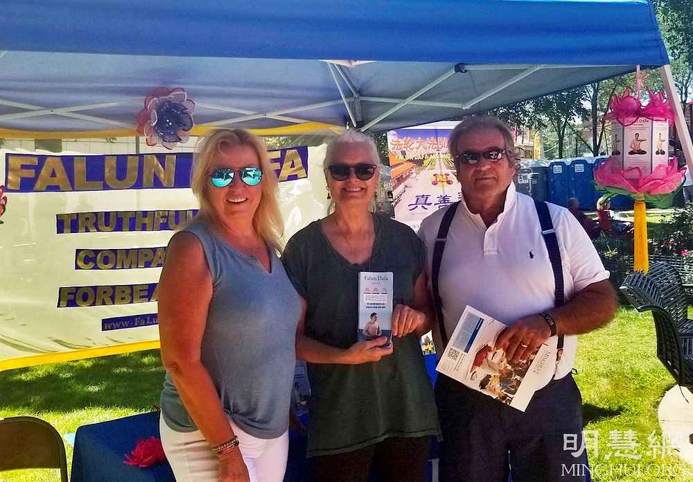 Jennifer (u sredini) je počela prakticirati Falun Dafa prije tri mjeseca i o svojim je iskustvima pričala s Wendy (lijevo) i Joeom (desno). 
 