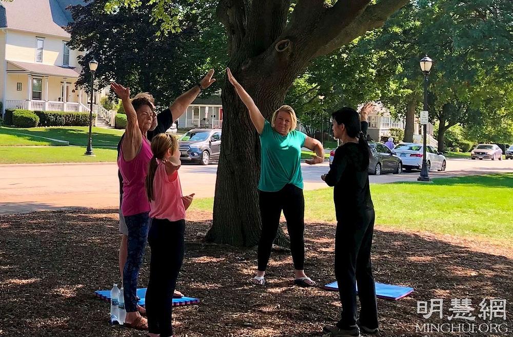 Posjetitelji festivala su došli naučiti vježba na lokalnom vježbalištu 