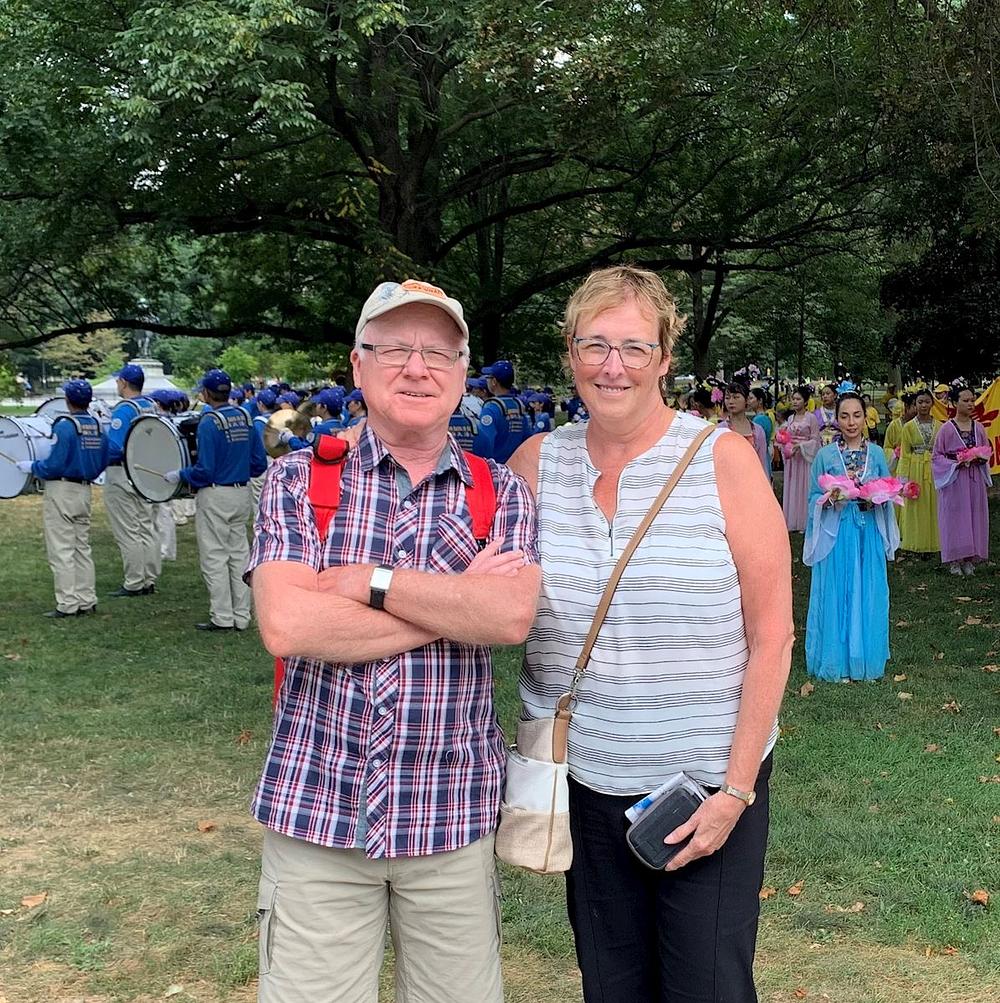 Lisa (desno) želi saznati više o Falun Dafa 