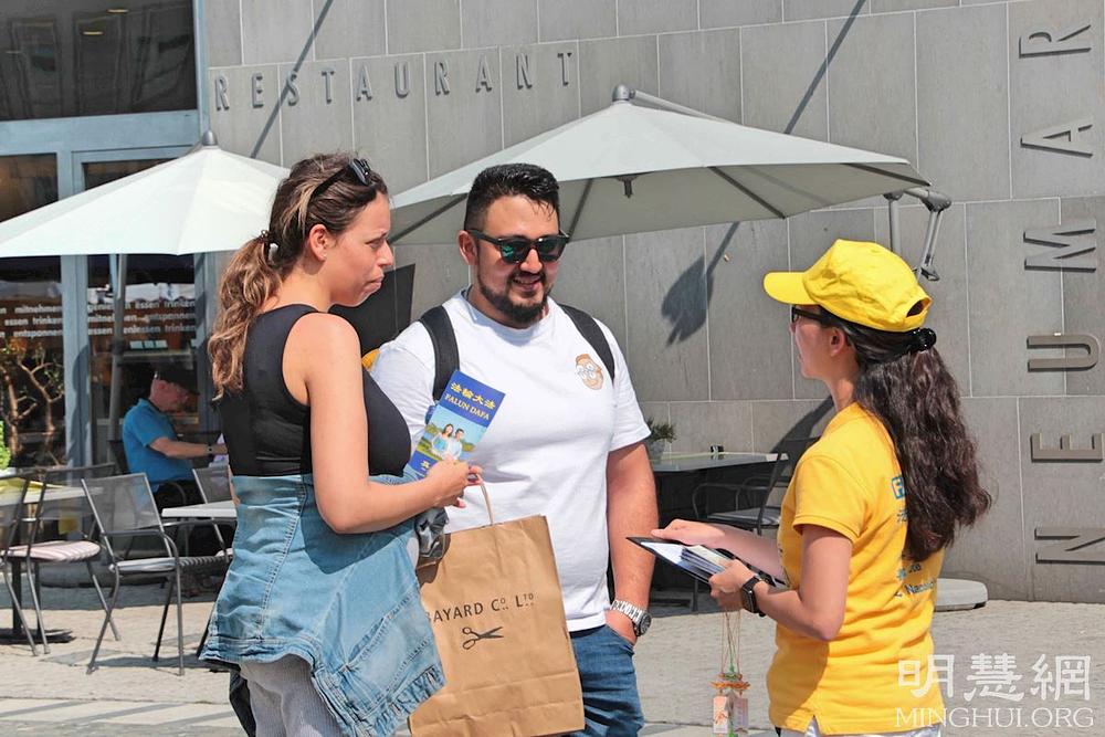 Praktikantica prolaznicima govori o progonu u Kini
 