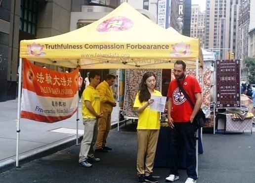 Samuel Hernandez (prvi zdesna) razgovara s praktikantom.