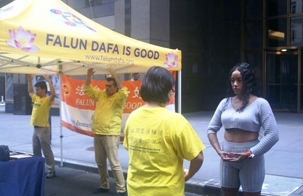 Michelle (prva desno), kozmetičarka iz Georgije, uči vježbe.