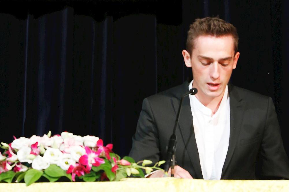 Robin govori na konferenciji.