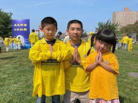 Gospodin Xue Peng i njegov šestogodišnji sin i četverogodišnja kćerka
 