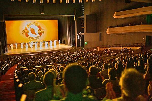  The Shen Yun World Company u Steven Tanger Centru za scenske umetnosti u Greensborou, Severna Karolina, 5. januara. Kompanija je održala dva nastupa u Greensborou 4. i 5. januara. (NTD Television)