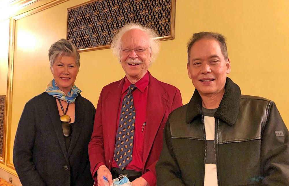 George Havach (u sredini), Millicent (lijevo) i Derek (desno) na nastupu Shen Yun u San Franciscu, Kalifornija, 3. januara (NTD Television)
 