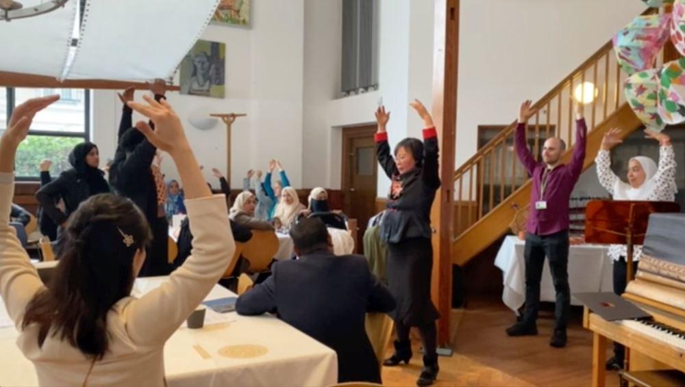  Mnogi prisutni su naučili pokrete Falun Dafa vježbi tokom ceremonije dodjele nagrada.