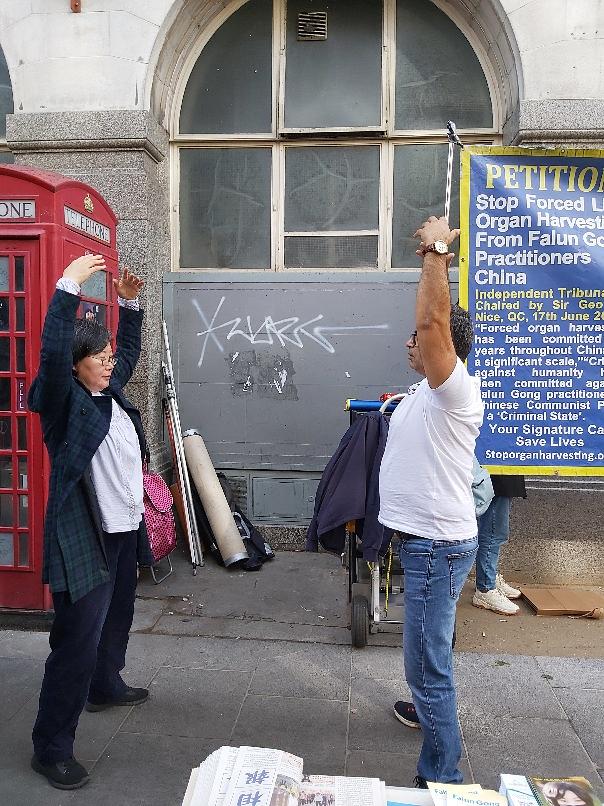 Prolaznik (desno) uči vježbe.