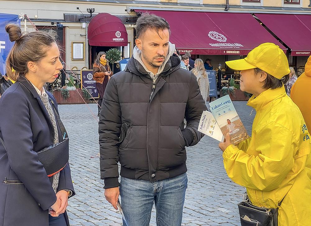 Praktikanti su ljudima predstavili Falun Dafa i razotkrili kršenja ljudskih prava od strane KPK. 