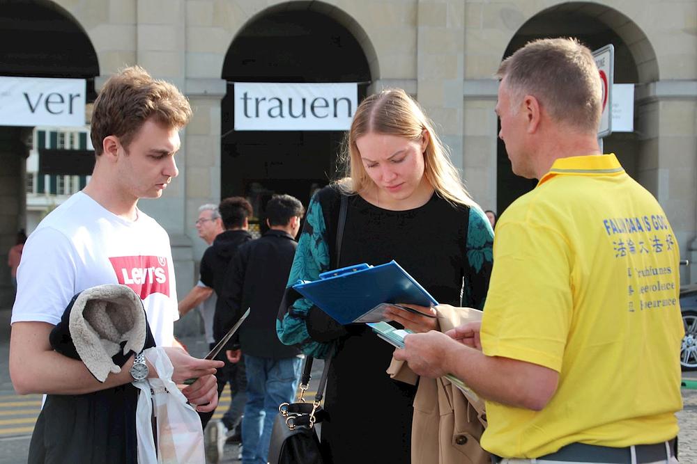 Astra potpisuje peticiju.