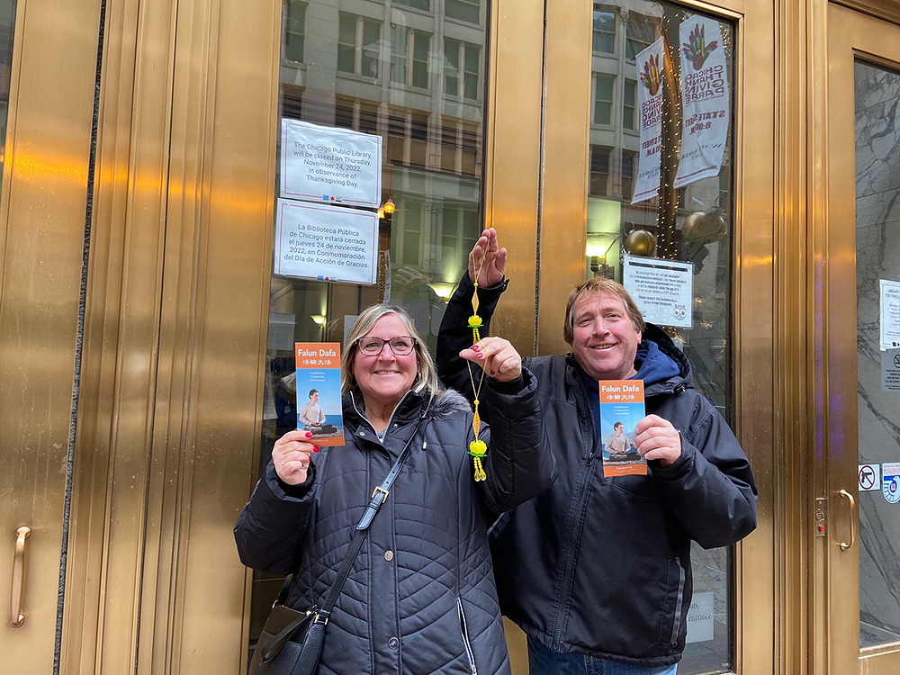 Jackie Peterson (lijevo) i njena porodica gledaju paradu. 