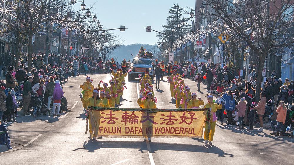 Tian Guo Marching Band i tim kineskih bubnjara sudjelovali su u povorci Djeda Mraza u Milton-u održanoj 26. studenog 2022. u 13sati i 30 minuta. 