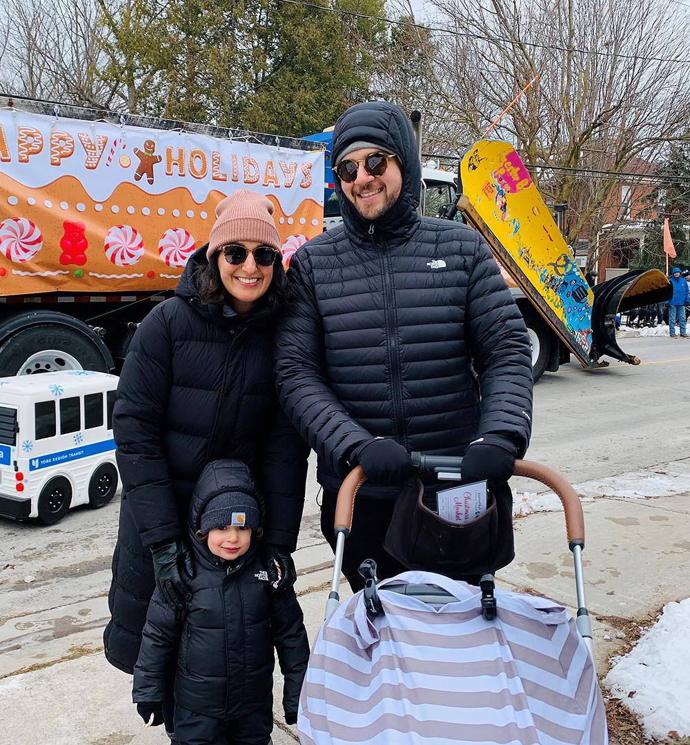 Jeff (desno) i njegova obitelj vidjeli su Tian Guo Marching Band na paradi Djeda Božićnjaka u Markhamu. 