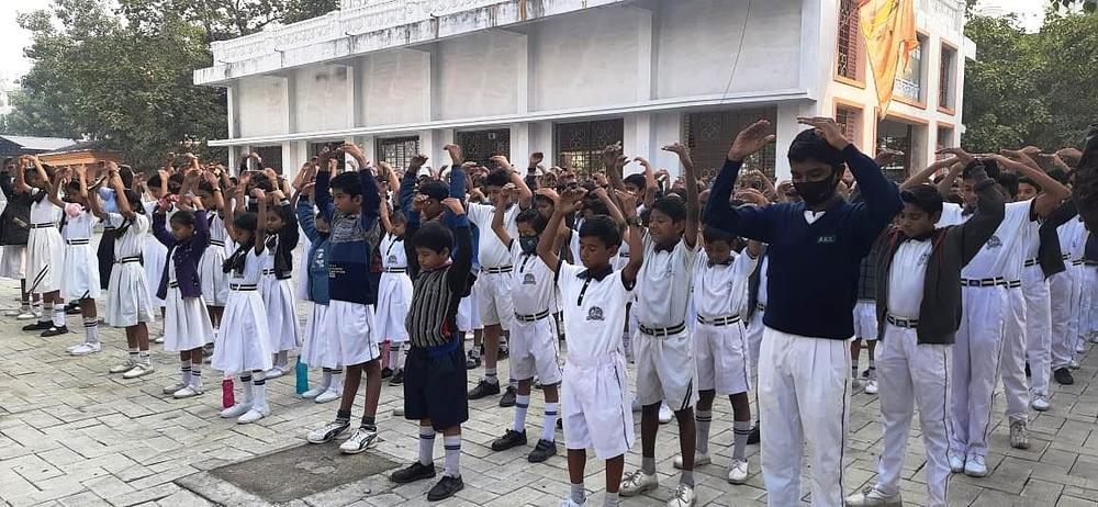  Učenici srednje škole Shri Radhe su 3. decembra naučili Falun Dafa vježbe.