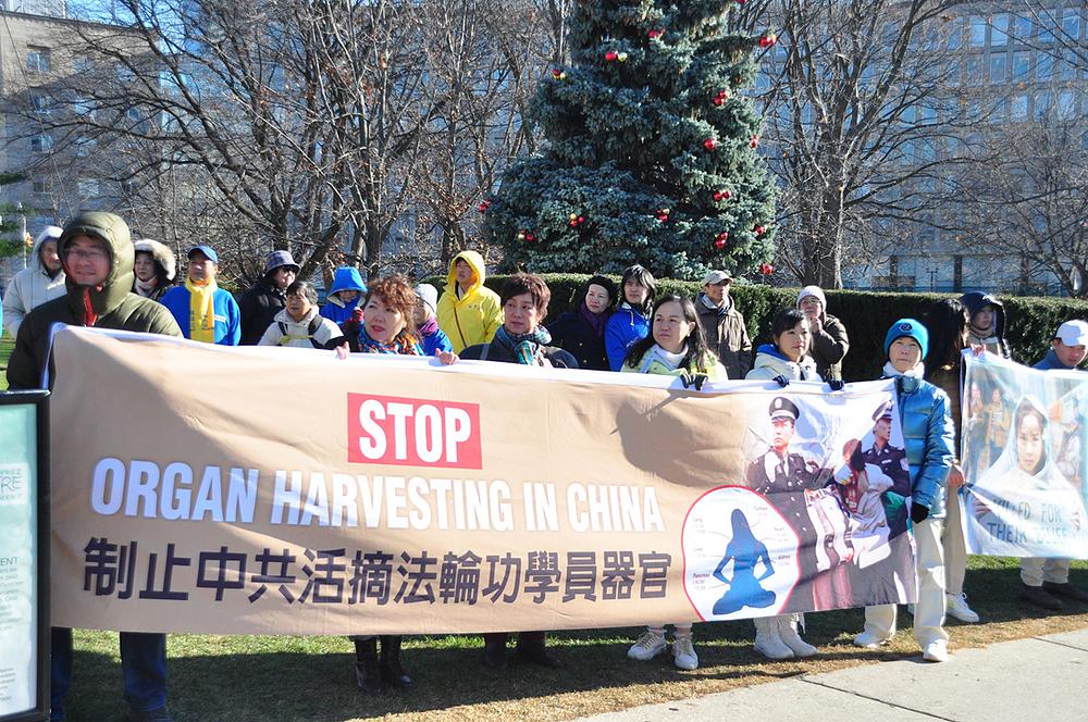 Falun Gong praktikanti i simpatizeri održali skup ispred Zakonodavne zgrade u Ontariju, 8. decembra 2022.