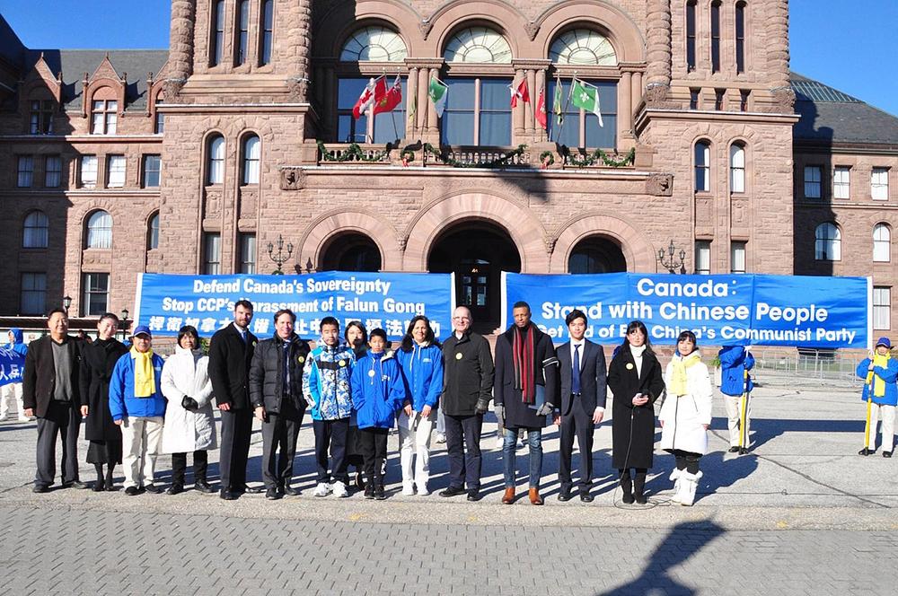 Kanadski zvaničnici i praktikanti prisutni na manifestaciji.