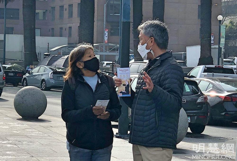 Prolaznici dobivaju informacije o tekućem progonu u Kini.